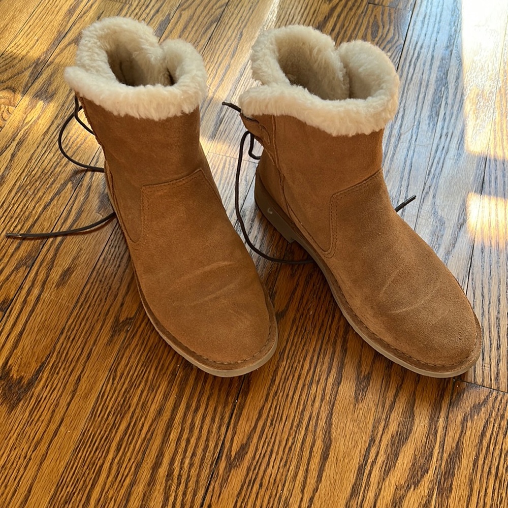 Ugg short boot. Size 9
